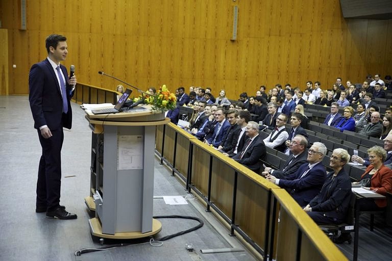 ASC-student Nico Zaech gives graduation speech